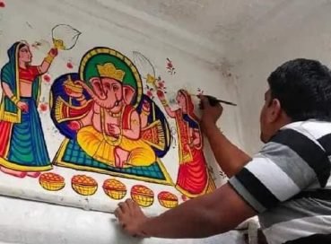 Refreshing the wall paintings at the Shrinathji Temple, 2022. Image courtesy of Goswami Chi. 105 Shri Vishal Bawa.